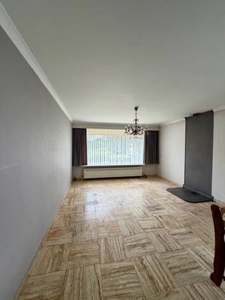 In een rustige, aangename straat in Wijchmaal (Peer) vind je deze bungalow uit 1975. Het huis is gelegen op een perceel van 8 are met een bewoonbare oppervlakte van +/- 111 vierkante meter. De woning combineert een praktische indeling met een groene, ontspannen leefomgeving.<br /><br />Bij binnenkomst stap je de ruime hal in, die toegang biedt tot de keuken, met aansluitend een koele berging. Vanuit de keuken kom je in een ruime en lichtrijke living. De keuken sluit aan op de achteringang, die directe toegang biedt tot de tuin. Verder zijn er drie slaapkamers, een badkamer, een apart toilet, een grote wasplaats en garage met toegang tot zolder en kruipkelder. <br />De woning is in living en keuken voorzien van dubbele beglazing. Overal zijn rolluiken aanwezig. Het dak werd<br />vernieuwd in 2016 (met extra isolatie op de welfsels).<br /><br />De tuin is zonder twijfel een troef: met verschillende terrassen, een tuinhuis en een carport, en altijd keuze tussen zon of schaduw. De tuin vormt een echte oase van rust. Perfect voor wie houdt van buitenleven en gezelligheid! Winkels, scholen, openbaar vervoer en restaurants zijn vlakbij. Hierdoor geniet je van zowel rust als praktische nabijheid. Het huis ligt centraal tussen Peer en Hechtel-Eksel. Daarnaast is de N74 snel en makkelijk bereikbaar.<br />Deze bungalow is ideaal voor wie op zoek is naar een woning met veel buitenruimte op een uitstekende locatie.<br /><br />Contact: 0485/45 77 40