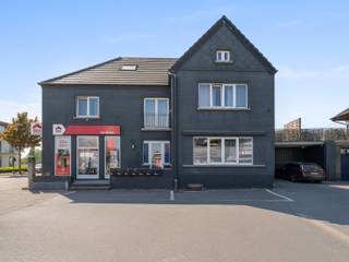 <p><u><strong>Gelieve onderstaande link volledig en correct in te vullen om een bezoek in te plannen:</strong></u><br />https://mijnhuurprofiel.be/property/0b8a9f6f-c3fe-4aa5-849b-a0e7a0c66bea<br /><br /><strong>Bent u op zoek naar een kantoorruimte? Lees dan zeker verder!</strong><br /><br />Dit gelijkvloers handelspand op een uitstekende commerciële ligging biedt veel lichtinval, een ruime vergaderzaal en een praktische indeling met kitchenette, sanitair en berging.<br /><br />Bij het binnenkomen geniet je van veel natuurlijke lichtinval en uitstekende visibiliteit — perfect als ontvangstruimte of kantoorruimte. Verder bevindt zich een ruime vergaderzaal, afgesloten met een glazen deur, wat zorgt voor een moderne en open sfeer.<br /><br />Daarnaast beschikt het pand over een aparte berging, een kitchenette en een afzonderlijk toilet, wat het geheel praktisch en volledig maakt.<br /><br />Voor meer info of een bezoek ter plaatse, aarzel niet om contact op te nemen!</p>
<p> </p>