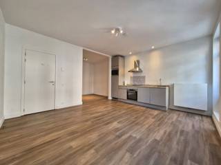 Wij stellen u dit mooie appartement van ±42m² bruto volgens EPC voor, volledig gerenoveerd enkele jaren geleden, gelegen in een karaktervol gebouw,...