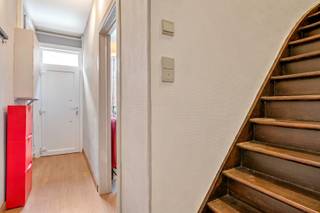 Op zoek naar een hele leuke stadswoning met veel potentieel? Dan is deze charmante stadswoning in het gegeerde Mariakerke wat u zoekt!<br /><br />Deze gezellige woning beschikt over drie slaapkamers, met mogelijkheid voor een vierde slaapkamer en biedt een heel mooi potentieel! De laatste jaren werden diverse nuttige investeringen gedaan om het wooncomfort te verhogen (badkamer, keuken, centrale verwarming, ramen, dakisolatie, elektriciteit).<br /><br />Bij het binnenkomen betreden we een bescheiden maar functionele inkomhal met toegang tot een praktische ruimte om een bureau te voorzien. De aangrenzende keuken en leefruimte sluiten mooi aan bij het stadtuintje. Onder de trap is een praktische berging voorzien. De vernieuwde badkamer met inloopdouche biedt alle nodige comfort. De eerste en tweede verdieping geven ruimte aan 3 volwaardige slaapkamers en een zolderruimte die ook nog kan ingericht worden.<br /><br />De absolute troef van deze eigendom is zonder twijfel de leuke stadstuin. Hier geniet u van rust, privacy en voldoende plaats om te ontspannen met vrienden of familie.<br /><br />Gelegen op een vlot bereikbare locatie nabij winkels, scholen, openbaar vervoer en belangrijke invalswegen, combineert deze woning het comfort van stadsleven met het genot van een eigen buitenruimte.<br /><br />Een unieke kans voor wie op zoek is naar een woning met karakter, ruimte en vooral heel veel potentieel.<br /><br />Interesse? Contacteer Maarten (0485 604 991 - maarten@danimmo.be) voor meer informatie of een afspraak op ons bezoekmoment.