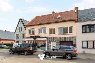 Zeer ruim pand (ca 550m2) met appartement 3 slaapkamers Belangrijkste troeven:- Zeer ruim pand met enorm veel mogelijkheden- Gelijkvloers van ca...