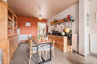 <p>Sommige woningen voelen meteen goed aan. Deze charmante gezinswoning nabij het Muziekbos verwelkomt u met verrassend veel ruimte, licht en een warme sfeer.</p><p></p><p>Met haar ruime leefruimtes, grote kamers en aangename tuin combineert deze woning alles wat nodig is voor comfortabel wonen in een groene omgeving.</p><p></p><p>Op het gelijkvloers beschikt de woning over een lichtrijke leefruimte met aansluitende eetplaats, waar de grote raampartijen zorgen voor een aangenaam contact met buiten. Verder vindt u een praktische keuken, badkamer, berging en een extra polyvalente ruimte met rechtstreeks toegang tot het terras en de tuin.</p><p></p><p>De eerste verdieping biedt een ruime slaapkamer en een tweede kamer die perfect dienst kan doen als slaapkamer, dressing of bureau. Via een vaste trap bereikt u de zolderverdieping, die reeds volledig ingericht werd als grote extra kamer met aansluitende bergruimte.</p><p></p><p>Buiten geniet u van een zonnige tuin met terras, de ideale plek om tot rust te komen in een groene omgeving.</p><p></p><p>Dankzij het EPC-label C, het vernieuwde dak en de condensatieketel beschikt deze woning bovendien over een mooie energetische basis.</p><p></p><p>Momenteel worden in de Savooistraat wegenis- en rioleringswerken uitgevoerd. Na afronding geniet de straat van een vernieuwde infrastructuur, een extra troef naar de toekomst toe.</p><p></p><p>Een woning met ruimte, karakter en een verrassend gevoel van rust nabij het Muziekbos.</p><p></p><p>Plan snel uw bezoek en ontdek zelf de charme van deze woning.</p>