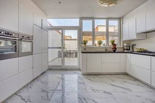 Bent u op zoek naar een royale woning waar comfort, stijl en ruimte centraal staan? Dan is deze prachtige gerenoveerde eengezinswoning in het hart...