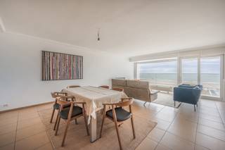 MEUBLÉ - Appartement spacieux avec de belles vues sur la mer à la digue au Zoute.<br />Composition : Hall d'entrée avec vestiaire, toilettes invités et débarras pour lave-linge/sèche-linge. Salon spacieux avec de belles vues sur la mer. Cuisine en partie ouverte avec tout le confort. Chambre 1 avec lits superposés et placard intégré. Deuxième chambre avec lit double, armoire encastrée et salle de douche attenante. Troisième chambre spacieuse avec terrasse attenante, placards et salle de bains (baignoire, WC). Possibilité de louer un garage à proximité. Frais syndic €60.<br />Conditions de location :<br />- Assurance<br />- 3 mois de caution locative<br />- Etat des lieux sur frais partagés (50/50)<br />- Si résidence secondaire : taxe de résidence secondaire à la charge du locataire<br />- Les consommations de charges (électricité, internet, ...) sont en sus du loyer et seront portées au nom du locataire à son arrivée.