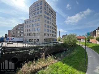 Dit nieuwbouwproject '<strong>Keizerpoort</strong>' te Ledeberg is gelegen op een uitmuntende locatie, langsheen de stadsring en heeft bij gevolg een zeer vlotte verbinding naar de R4, E40 en de E17. <br /><br />Deze '<strong>open space'</strong> kantoren met een totale oppervlakte van 257 m² bevinden zich op de vierde verdieping en is opgevat als een open ruimte met veel natuurlijke lichtinval dankzij de grote raampartijen. Deze bieden uitzicht op de <strong>groene zone</strong> naast het gebouw, wat zorgt voor een aangename werkomgeving. Bij de kantoren horen 9 ondergrondse <strong>parkeerplaatsen</strong>, elk voorzien van een laadpunt voor elektrische voertuigen. Aanwezigheid van fietsenstalling. We werken met een groeiscenario voor kandidaat-huurders.<br /><br />Bent u op zoek naar kantoren te Gent? Contacteer <strong>PANORAMA B2B GENT KANTOREN </strong>voor meer informatie, gedetailleerde informatie of een vrijblijvend plaatsbezoek op het nummer <strong>0477 44 39 30</strong>.