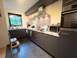 <p>Quares - Group TREVI presenteert :<br />Op de 1ste verdieping van een verzorgd gebouw bevindt zich dit ruime en lichtrijke appartement met een open indeling en een aangename, moderne uitstraling.</p>
<p>De leefruimte geniet van overvloedige natuurlijke lichtinval dankzij de grote ramen en een open structuur die aansluit op de volledig ingerichte keuken met rechtstreekse toegang tot het gezellige terras. Perfect om te genieten van een koffiepauze in de zon of een rustig moment na het werk. De keuken geeft ook toegang tot de ruime berging die voorzien is voor een aansluiting van een wasmachine.</p>
<p>Verder beschikt het appartement over een nachthal met 3 slaapkames en apart toilet. De badkamer is modern afgewerkt met een inloopdouche en bad en biedt alle hedendaags comfort.</p>
<p>De combinatie van open ruimtes, veel licht en een praktische indeling maakt dit appartement bijzonder aangenaam om in te wonen.<br /><br /><strong>Huurprijs €1250/maand</strong><br /><strong>Forfaitaire gemeenschappelijke kosten: €100/maand</strong> (onderhoud en elektriciteit gemene delen) <br />Privé nutsvoorzieningen (water, gas &amp; elektriciteit) niet inbegrepen.<br />Het pand is onmiddelijk beschikbaar.</p>
<p><strong>Troeven:</strong></p>
<ul>
<li>
<p>Gelegen op de 1e verdieping met lift</p>
</li>
<li>
<p>Open en lichtrijke leefruimtes</p>
</li>
<li>
<p>Volledig uitgeruste keuken + aansluitende berging</p>
</li>
<li>
<p>3 slaapkamers</p>
</li>
<li>
<p>Ondergrondse garagebox (inbegrepen in de huurprijs)</p>
</li>
<li>
<p>Leuk terras met mooi uitzicht</p>
</li>
</ul>