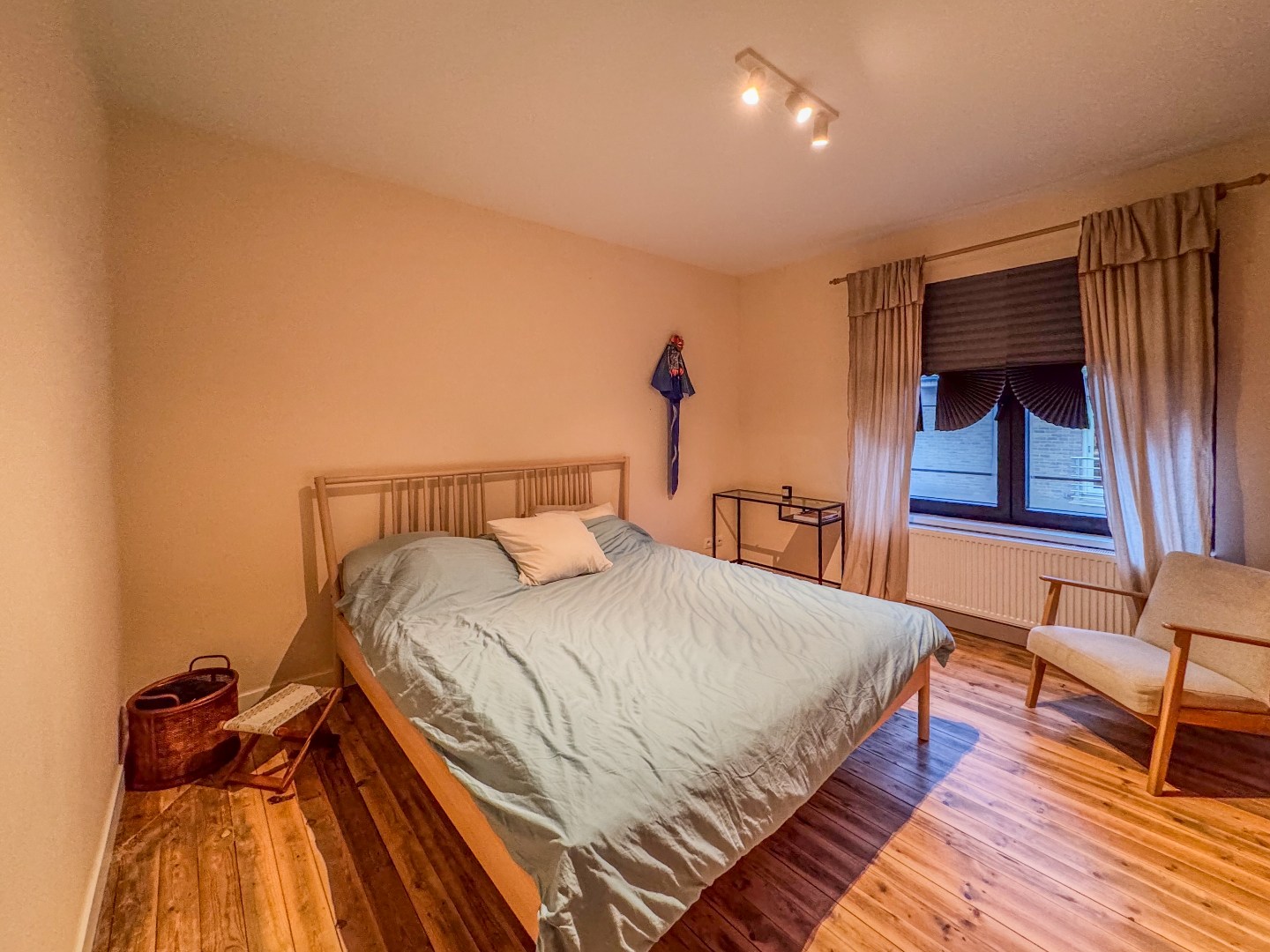 Woning met 3 slaapkamers, garage en gezellig stadstuintje met berging. - foto 5