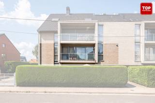 <b>Dit instapklaar appartement biedt tal van mogelijkheden en is ideaal gelegen op enkele minuten van het centrum van Wondelgem. Met het fietspad in de Zandstraat ben je in slechts 10 minuten in het centrum van Gent of in het prachtige Natuurreservaat Bourgoyen-Ossemeersen. Bovendien ligt het Spoorleggerspark met speeltuin om de hoek.<br /><br />Dit lichtrijke appartement biedt rust en comfort op een uitstekende locatie.De ruime woonkamer met open keuken zorgt voor een aangename leefruimte met overvloedig daglicht. Er zijn twee comfortabele slaapkamers en een verzorgde badkamer. Daarnaast is er een apart toilet voor extra gemak. Beide slaapkamers geven uit op een gezellig terras, perfect om in alle rust te genieten van de buitenlucht.<br /><br />Garage verplicht bij aan te kopen €35.000,00<br /><br />Syndic: 75 EUR/maand<br /><br />Beschikbaar maart 26'!<br /><br />Interesse? Contacteer Top Vastgoed op 0475 700 700 voor een bezoek!</b>