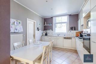 Bel ons voor een bezoek op het nummer 0468 24 65 84 of mail sofie@makelaarshuys.be<br /><br />Ben je op zoek naar een gezinswoning met 4 slaapkamers in Wondelgem? Dan is deze verzorgde woning in rij misschien wel iets voor jou. Gelegen in een rustige buurt, biedt deze woning alles wat je nodig hebt voor comfortabel wonen.<br /><br />De woning beschikt over een inkomhal met aan de rechterzijde een ruime berging met wastafelmeubel en ruimte voor wasmachine/droogkast, extra diepvries en techniekenkast. Kan ook als fietsenberging. <br />Op het einde van de hal heeft u een een apart toilet met wastafel en douchecabine. <br /><br />Aan de linkerzijde heeft u aan de voorzijde van de woning een ruime ingerichte leefkeuken met oven Siemens, vaatwasser, kookplaat , gasvuur, ijskast... voldoende inbouwkasten met ruimte voor eethoek en aansluitend een verzorgde ruime en lichtrijke woonkamer voor eettafel en zithoek.<br /><br />Via het schuifraam bereikt u het overdekte terras en het zonneterras in de zuidertuin waar je kan genieten. <br />Er is ook een tuinhuis. <br />Op de 1ste verdieping heeft u drie ruime slaapkamers en een badkamer met ligbad, toilet en wastafelmeubel. <br />Op de 2de verdieping een 4de slaapkamer met inbouwkasten.<br /><br />De ligging van de woning is ideaal. Op korte afstand vind je verschillende winkels, scholen, fietsstraat en openbaar vervoer. Daarnaast ben je ook zo in het centrum van Gent, waar je kunt genieten van het bruisende stadsleven.<br /><br />Meer info : 0468 24 65 84 of sofie@makelaarshuys.be
