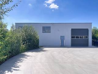 Entrepôt d'environ 611 m² à louer à Gavere comprenant des bureaux et des mezzaninesEntrepôt spacieux avec portail sectionnel à louer à Gavere, idéal pour le stockage. Spécifications :- Hauteur de l'entrepôt : 5 m- Porte sectionnelle 4,20 x 4 (HxL)- Entrepôt au rez-de-chaussée de 285 m²- Mezzanines de 206 m²- Bureaux + cuisine + sanitaires 120 m²- Force motriceDisponibilité :Disponible immédiatement.Cet entrepôt avec bureaux à louer à Gavere vous intéresse ? Demandez plus d'informations ou réservez votre visite au 09 245 35 35 ou à business.gent@dewaele.com.