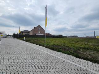 Ontdek deze bouwgrond in Handzame, deelgemeente van Kortemark. Je woont er nabij het centrum, in de buurt van winkels (supermarkt op 300 m), scholen (basisschool op 350 m) en openbaar vervoer (bushalte op 900 m). Dit zuidwest gericht perceel geniet van een weids uitzicht over de velden en weiden.

De grootte van dit villaperceel, 781 m² en de ruime stedenbouwkundige voorschriften (1 of 2 bouwlagen, vlak of hellend dak) bieden tal van mogelijkheden. Hier bouwen we jouw nieuwe, energiezuinige woning volledig op maat, tegen een vaste prijs.

Contacteer me gerust en ontdek alle mogelijkheden!