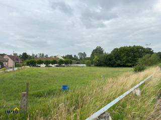 Weide te koop in Erembodegem!Dit perceel heeft een totale oppervlakte van zo'n 2.400 m² en is gelegen in agrarisch gebied. De grond is verpacht en is...