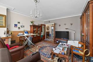 We stellen u dit appartement van 94 m² volgens EPC voor, gelegen op de 1e verdieping van een gebouw van 5 verdiepingen met lift, ideaal gelegen in Laken, Joseph-Benoit Willemsplein 54, in de nabijheid van openbaar vervoer, winkels en scholen,… . Het appartement bestaat uit een woonkamer (30 m²), 2 slaapkamers, een keuken, een badkamer en balkon (2 m²). Er wordt en garagebox (25.000) met het appartement verkocht. Collectieve gasverwarming. Elektriciteit niet conform. EPC: G. Lasten: ± 360 €/maand (gemeenschappelijke kosten + privatieve verwarming). Momenteel verhuurd. Onroerende voorheffing: ± 1550 €. We verkopen eveneens 2 tweeslaapkamerappartementen en 1 drieslaapkamerappartement op de eerste verdieping. Mogelijkheid om een tweede garagebox afzonderlijk aan te kopen. Alle 4 appartementen zijn verhuurd. Ideaal VOOR IEDEREEN.