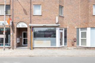 Dit centraal gelegen handelspand op uitstekende locatie te Geel kan dienen voor vele doeleinden zoals handel, kantoor of vrije beroepen!<br /><br />Momenteel zijn alle voorzieiningen aanwezig voor een frituur of een "take away" met mogelijkheid tot een paar tafeltjes om de klanten of ter plaatse te laten eten of een mogelijkheid te bieden om even te kunnen zitten.<br /><br />Achteraan het handelspand is een keuken, opslagruimte en apart toilet voorzien. Achteraan het perceel bevindt er zich een garagebox waarin koelcelen geinstalleerd zijn. Altijd makkelijk en handig toch?<br /><br />Belangrijk om weten, staanplaats en garagebox zijn inbegrepen in de vraagprijs!<br /><br />Wenst u meer info of een vrijblijvende bezichtiging, contacteer dan ons kantoor op het nummer 014/300208.