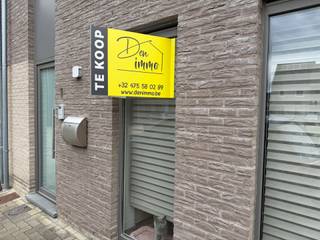 <p><strong>Instapklare, energiezuinige woning op toplocatie met alle moderne comfort</strong></p>
<p>Welkom in deze perfect onderhouden en tot in de puntjes afgewerkte woning, ideaal gelegen in een rustige straat met een speelpleintje vlak voor de deur. Hier woont u kindvriendelijk én centraal: de bakker om de hoek, scholen, winkels en het treinstation op wandel- of fietsafstand en een vlotte verbinding naar de autosnelweg.</p>
<h3>Gelijkvloers – Comfort en technologie hand in hand</h3>
<p>Bij het betreden van de woning ervaart u meteen het hedendaagse wooncomfort. De volledige benedenverdieping is voorzien van vloerverwarming en dimbare inbouwspots. Dankzij de lichte domotica bedient u eenvoudig de verlichting (inclusief alles-aan/uit-knop en programmeerbare schakelaars).</p>
<p>De leefruimte geniet van een aangenaam binnenklimaat met een design airco van Daikin en is uitgerust met voldoende stopcontacten en UTP-aansluitingen. Extra troeven zijn de videofoon van Bticino, aanwezige alarmbekabeling en subtiele trapverlichting.</p>
<p>De volledig ingerichte keuken is een echte blikvanger en uitgerust met kwalitatieve Siemens-toestellen: inductiekookplaat, vaatwasser, ingebouwde koelkast en combi-oven. Aansluitend vindt u een praktische berging met voorziening voor wasmachine en ingemaakte kast. Verder beschikt het gelijkvloers over een gastentoilet met handenwasser en een handige halkast met kledinglift en uitschuifbare schoenladen.</p>
<h3>Verdieping – Rust en privacy</h3>
<p>Op de verdieping bevinden zich drie volwaardige slaapkamers, elk met aparte temperatuurregeling via vloerverwarming en UTP-aansluitingen. Twee kamers zijn bovendien uitgerust met airco van Daikin.</p>
<p>De nachthal, het toilet en de master bedroom beschikken over subtiele nachtverlichting. De stijlvolle badkamer is compleet ingericht met dubbele lavabo, ligbad en douche met regendouche. Een apart toilet verhoogt het comfort. Horren zijn voorzien voor extra gebruiksgemak.</p>
<h3>Zolder – Extra ruimte, tal van mogelijkheden</h3>
<p>De afgewerkte zolderverdieping biedt extra polyvalente ruimte, ideaal als bureau, hobbykamer of vierde slaapkamer. Met twee grote Velux-dakramen met verduisterende rolgordijnen geniet u hier van veel natuurlijk licht. Verder is er een UTP-aansluiting, ventilatiesysteem type C (Renson) en een kwalitatieve Buderus-boiler.</p>
<h3>Garage – Praktisch en volledig uitgerust</h3>
<p>De garage beschikt over een sectionale poort met motor, verlichting met bewegingssensor en een uitgietbak met mengkraan (warm/koud) én regenwateraansluiting.</p>
<h3>Tuin – Onderhoudsvriendelijk genieten</h3>
<p>De volledig omheinde tuin is onderhoudsvriendelijk aangelegd met terras en kunstgras. Dankzij de regenwaterput van 10.000 liter, buitenkraantje en stopcontact is ook hier aan alles gedacht. Sfeervolle spots met instelbare timer zorgen ’s avonds voor extra gezelligheid.</p>
<p><strong>Kortom:</strong> een energiezuinige, technisch sterk uitgeruste en instapklare woning op een uitstekende locatie, waar comfort, veiligheid en bereikbaarheid perfect samenkomen. Een ideale gezinswoning die u zonder zorgen meteen kunt betrekken.</p>
<p>Interesse? Laat u verrassen tijdens een bezoek!</p>