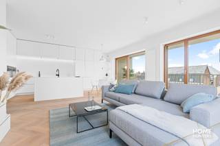 Ontdek dit schitterend ingerichte appartement van 95 m² op de 4e verdieping, gelegen op een hoek van het gebouw. Geniet van de zonnestralen, zowel in de middag als bij zonsondergang, op het ruime, op het zuiden gelegen terras van 17 m². Ondanks de centrale ligging midden in de stad, zorgt de omringende binnentuinen voor een rustige en serene woonervaring.<br /><br />Hoogtepunten:<br /><br />*Perfecte Ligging: Midden in het centrum, maar omgeven door rustgevende binnentuinen.<br /><br />*Ruim Terras: 17 m² groot, ideaal voor zonnige middagen en avonden.<br /><br />*Uitstekende Voorzieningen: Ondergrondse parkeergarage met plaats voor 130 auto's en een handige fietsenstalling met lift.<br /><br />*Modern Comfort: Voorzien van uitstekende isolatie, zonnepanelen en regenwaterrecuperatie voor een duurzaam en comfortabel leven.<br /><br />*Ruimte en Groen: Diverse open ruimtes met verhardingen, waterpartijen en groene tuinen zorgen voor een aangename leefomgeving.<br />Architectonisch Meesterwerk:<br /><br />*Ontwerp: Drie torens die boven drie bouwlagen uitsteken, ontworpen door de gerenommeerde architectenbureaus Robbrecht en Daem en URA Architects.<br />Stijl: Sober modern met elementen zoals bakstenen, houten ramen en balustrades, die perfect harmoniëren met de omgeving en rust uitstralen.<br />Een Oase van Rust in de Stad:<br /><br />*Groene Uitzichten: Geniet van prachtige uitzichten op groene tuinen en de omgeving.<br />Stadsleven met Voordelen: Combineer het bruisende stadsleven met de rust en sereniteit van een exclusieve woonomgeving.<br /><br />*6 % btw mogelijk<br /><br />Conclusie:<br />Gloria biedt een unieke kans om te genieten van luxe, comfort en rust, midden in de stad. Dit appartement is een oase van kalmte, waar je kunt profiteren van alle voordelen van stedelijk wonen zonder in te boeten aan rust en privacy. Mis deze kans niet om jouw droomwoning te ontdekken in het hart van de stad!
