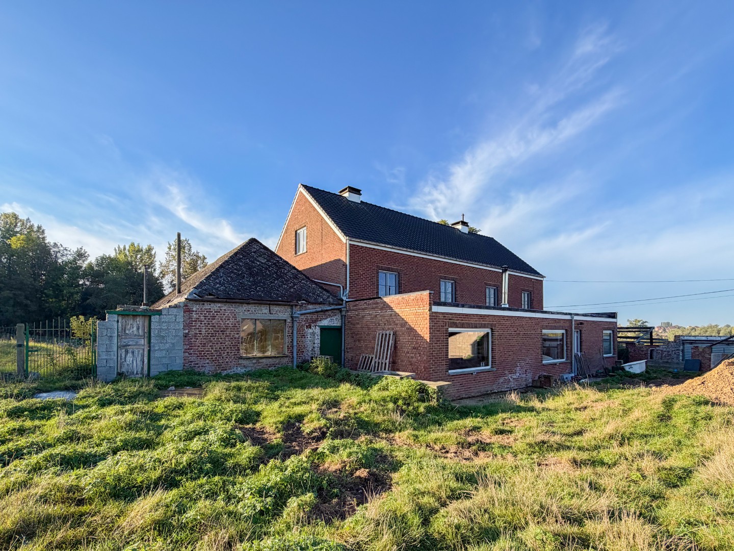 Te koop, Landelijke woning met bijgebouwen en veel potentieel te Ronse!!! - foto 1