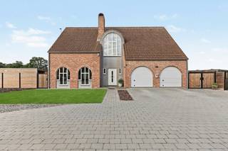 <p><strong>Instapklare villa met 4 slaapkamers, 3 badkamers, dubbele inpandige garage, verwarmd zwembad, poolhouse,EPC B (198 kWh/m²/jaar) en conforme elektriciteit op een centrale locatie in Kasterlee.</strong></p>
<p><strong>Omgeving:</strong><br />Gelegen op een vlot bereikbare locatie met een uitstekende verbinding naar het centrum van Kasterlee, winkels, scholen en invalswegen. De woning geniet bovendien van een prachtig open zicht op de achterliggende weilanden.</p>
<p><strong>Indeling:</strong><br /><strong>-1: </strong>kelder <strong>0: </strong>Inkomhal, gastentoilet, leefruimte, eetkamer, keuken, bureau, wasruimte met douche en toilet, berging/vestiaireruimte, dubbele inpandige garage, tuin, verwarmd zwembad en poolhouse <strong>1: </strong>4 slaapkamers, 3 badkamers en dressing <strong>2:</strong> zolder</p>
<p><strong>Omschrijving:</strong><br />Deze ruime en uitstekend onderhouden villa biedt een combinatie van comfort, ruimte en een hoogwaardige afwerking. Dankzij de doordachte indeling, de vele ingebouwde kasten en de prachtige tuin met zwembad vormt deze woning een ideale thuis voor gezinnen die op zoek zijn naar kwalitatief wonen op een centrale locatie in Kasterlee.</p>
<p>Via de inkomhal, voorzien van een apart gastentoilet, komt u in de ruime leefruimte die is opgedeeld in een gezellige zithoek en eetkamer. De grote raampartijen zorgen voor veel natuurlijk licht en bieden een prachtig uitzicht op de achterliggende weides. Vanuit de leefruimte heeft u rechtstreeks toegang tot het ruime, zuidwestgerichte terras, waar u optimaal kunt genieten van de middag- en avondzon. De volledig uitgeruste keuken, vernieuwd in 2025 en voorzien van alle hedendaagse toestellen, sluit naadloos aan op deze leefruimte.</p>
<p>Op het gelijkvloers beschikt de woning daarnaast over een bureau met ingemaakte kasten, een praktische wasruimte met voorzieningen voor wasmachine en droogkast, een extra toilet en inloopdouche. Verder is er een handige berging, momenteel ingericht met een vestiairekast. De dubbele inpandige garage met automatische poorten zorgt voor extra comfort en bergruimte.</p>
<p>De woning beschikt bovendien over een ruime kelder, deels onderkelderd en deels voorzien van een kruipruimte.</p>
<p>Op de eerste verdieping bevinden zich vier volwaardige slaapkamers. Alle slaapkamers zijn uitgerust met airconditioning, wat zorgt voor extra comfort. Drie slaapkamers beschikken over een eigen aansluitende badkamer. De master bedroom heeft toegang tot een badkamer uitgerust met een ligbad, dubbele wastafel en toilet. Daarnaast is er een praktische inloopdressing aanwezig</p>
<p>Verder beschikt de woning nog over een zolderverdieping die extra opslagmogelijkheden biedt.</p>
<p>Buiten geniet u van een volledig aangelegde tuin met een verwarmd zwembad, geplaatst in 2023, en een sfeervol poolhouse. Op het poolhouse werden 16 zonnepanelen geïnstalleerd. Deze buitenruimte biedt alle mogelijkheden om in alle privacy te genieten.</p>
<p>Ook technisch scoort deze woning uitstekend dankzij de conforme elektrische installatie, een EPC van 198 kWh/m²/jaar.</p>
<p><strong>Troeven:</strong><br />- Volledig voorzien van ingemaakte kasten<br />- Keuken vernieuwd in 2025<br />- Dubbele inpandige garage met automatische poorten<br />- Verwarmd zwembad (2023)<br />- Poolhouse met 16 zonnepanelen<br />- Centrale ligging met openbaar vervoer op wandelafstand<br />- Conforme elektrische installatie<br />- EPC: 198 kWh/m²/jaar<br />- Open zicht op achterliggende weides</p>
<p><strong>Bijzondere informatieplicht:</strong> Vg, Ag, Gmo, Gvkr, Gvv</p>