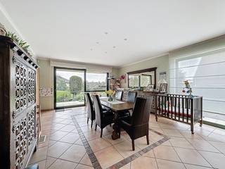 Villa très spacieuse et soignée avec 4 chambres, construite de manière particulièrement solide et qualitative sur un terrain orienté plein sud,...