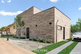 Voor meer info en foto’s, surf naar www.swevers.be – In een rustige, groene buurt van Herk-de-Stad vind je deze instapklare open bebouwing aan de Terbermenweg 156. De woning werd volledig gebouwd tot een moderne, energiezuinige thuis met zonnepanelen en mogelijkheid tot airco. Met een bewoonbare oppervlakte van 184 m² biedt het pand veel ruimte en comfort. De lichtrijke leefruimte (37 m²) sluit naadloos aan op de ruime keuken (28 m²) met kookeiland en directe toegang tot de zuidgerichte tuin. Verder op het gelijkvloers: een praktische berging, een gastentoilet en een aparte slaapkamer of bureauruimte. Boven bevindt zich een ruime slaapkamer, een moderne badkamer met inloopdouche en dubbele wastafel, een extra toilet en een open nachthal met vide. Er is een mogelijkheid om hier nog een extra slaapkamer te realiseren van 15,75 m², indien nodig en na bespreking met de eigenaar. De woning beschikt niet over een kelder of zolder, maar biedt voldoende bergruimte (17,8m² ). Gelegen op 6 are en op korte afstand van winkels, scholen, openbaar vervoer en snelwegen, combineert deze woning rust met bereikbaarheid. Voor meer informatie, bel 011 255 155. Bron bewoonbare oppervlakte: EPC – verslag.