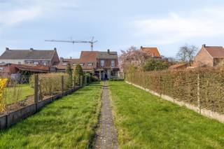 Ruime te renoveren woning met mooie tuin. INDELINGOp de gelijkvloerse verdieping kom je binnen langs de ruime inkomhal met mooie, authentieke...
