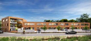 <span>“MOTIV” is een bijzonder energiezuinig BEN-project (E-peil ≤ E30) en omvat 22 luxueuze eenheden bestaande uit 9 appartementen, 2 penthouses, 7 woningen en 4 urban villa’s. Ondergronds zijn er autostaanplaatsen (enkele en dubbele) en ruime bergingen beschikbaar. BEN staat voor bijna-energieneutraal met als gevolg dat u vijf jaar lang 50% korting ontvangt op het kadastraal inkomen! Verder zijn er 6 units verkrijgbaar aan 6% BTW. Wees er dus snel bij !</span><br /><br /><span>Dankzij haar centrale ligging tussen verscheidene winkels, horeca en openbaar vervoer zijn uw recreatiemogelijkheden onbeperkt en is een vlot woon-werkverkeer gegarandeerd. De tuin van het project ligt vlakbij een bosrijk gebied, om helemaal tot rust te komen in het groen.</span><br /><br /><span>De units werden allen ontworpen door het gerenommeerde Leuvense architectenbureau T’Jonck-Nilis en worden afgewerkt naar uw persoonlijke smaak.</span><br /><span>Er wordt een strakke architectuur en inrichting gehanteerd die volledig beantwoordt aan de moderne gedachtegang van vandaag.</span><br /><span>Zo wordt de keuken afgewerkt met kwaliteitsvolle materialen zoals toestellen van het merk AEG of gelijkwaardig en een inductiekookplaat.</span><br /><span>Er worden moderne technieken gebruikt ter optimatisatie van het E-peil en met zicht op energiekostenbesparingen. Dit omvat een warmtepomp voor uw sanitair warm water, vloerverwarming, een ventilatiesysteem D en indien gewenst zonnepanelen en laadpalen.</span><br /><br /><span>De grond- en constructiewaarden worden gesplitst, zodat u slechts 12% registratierechten betaalt op de grondwaarde en 21% BTW op de constructiewaarde.</span><br /><span>Wenst u meer info of een werfbezoek op één van onze meer afgewerkte werven, aarzel dan niet om een afspraak te maken.</span><br /><span>Wij gaan met u van A-Z door de plannen, de afwerking en het financiële plaatje.</span><br /><br /><span>Bekijk zeker even het 3D overzicht via de volgende link : https://host.drawbotics.com/revo/PSO5FA/marketing</span>