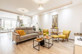 <br /><strong>Welkom thuis in de Boomsesteenweg 433 bus 2 te Wilrijk!</strong><br /><br />Bent u op zoek naar <strong>een instapklaar appartement</strong> op een vlot bereikbare locatie? Dan is dit zeker een opportuniteit! Gelegen nabij belangrijke invalswegen, winkels en openbaar vervoer, geniet u hier van een uitstekende bereikbaarheid en alle voorzieningen binnen handbereik.<br /><br /><strong>Via de trap</strong> bereiken we <strong>de tweede verdieping.</strong><br />We betreden het appartement <strong>via de inkomhal met vestiaire </strong>en <strong>gastentoilet</strong>. Van hieruit komen we in de <strong>lichtrijke leefruimte</strong>, waar grote raampartijen zorgen voor een aangename lichtinval en een open, gezellige sfeer. <strong>De leefruimte </strong>sluit naadloos aan op de volledig <strong>ingerichte keuken met keukeneiland</strong> – ideaal voor wie houdt van comfort en gezellig samen koken.<br /><br />Het appartement beschikt over<strong> twee volwaardige slaapkamers,</strong> perfect als master bedroom, kinderkamer of thuiskantoor.<br /><strong>De badkame</strong>r is uitgerust met <strong>een douche, lavabo en aansluiting voor wasmachine en droogkast.</strong><br /><br />In de <strong>kelderverdieping bevindt zich een ruime, afgesloten bergplaats</strong> evenals een extra <strong>praktische stockageplaats</strong>.<br /><br /><u><strong>Winkels &amp; voorzieningen:</strong></u><br />Op korte afstand vindt u een ruim aanbod aan winkels en dagelijkse voorzieningen:<br />Colruyt Wilrijk (±700 m)<br />Delhaize Wilrijk (±900 m)<br />Shoppingcenter De Kern (±5 min)<br />IKEA Wilrijk (±5 min)<br />Tong Fong Supermarket<br />Diverse buurtwinkels, bakkers en slagers in de directe omgeving<br />Alles binnen handbereik voor een comfortabel dagelijks leven!<br /><br /><u><strong>Groene omgeving</strong></u><br />Op wandel- en fietsafstand bevindt zich het prachtige Nachtegalenpark (±90 ha), bestaande uit Park Den Brandt, Middelheimpark en Vogelenzangpark.  Ideaal voor wandelen, joggen, ontspanning en cultuur Op ca. 5 minuten van het appartement<br />Daarnaast ligt het rustige Schoonselhof op slechts 5 à 7 minuten.<br />De Hobokense Polder bevindt zich op ca. 10 minuten en biedt een prachtig natuurgebied met wandelroutes.<br /><br /><u><strong>Technisch</strong></u><br />EPC: 103 kWh/m²jaar – label B<br />G-&amp;P-score: A &amp; A<br />Geen renovatieplicht<br />Driedubbele beglazing<br />Elektrische rolluiken vooraan<br />Manuele rolluiken aan de een slaapkamer achteraan<br />Geen syndicus: zeer lage maandelijkse kost (ca. €9/maand)<br />Stedenbouw in aanvraag<br /><br />Gezellig en energiezuinig appartement met een uitstekende ligging nabij groen én stad – ideaal als eerste woning of investering.<br />Interesse? Neem snel contact op!<br /><br /><br /> 