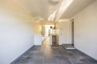 <p><span> </span></p><p><span>Wakker worden met zicht op groen, een eigen stadstuin én een verrassend ruime duplexindeling? Dit gelijkvloers duplexappartement ligt in een rustige straat recht tegenover het Krugerpark. Je woont hier in een levendige buurt met buurtwinkels, gezellige horeca zoals Bar Leon en cultuurhuis De Roma vlakbij, terwijl je tegelijk geniet van rust, licht en een eigen buitenplek.</span></p><p><span> </span></p><p><span>Licht, ruimte en hoge plafonds</span></p><p><span>Je komt het appartement binnen via de leefruimte op de eerste verdieping, een aangename plek met grote ramen en zicht op het park. De vloer is afgewerkt met een strakke tegel die mooi doorloopt richting de keuken. De open keuken sluit naadloos aan op de leefruimte en is praktisch ingericht met een keramisch kookvuur, dampkap, dubbele spoelbak, heteluchtoven en heel wat kastruimte. Het natuurstenen werkblad en de grijze kasten geven de keuken een tijdloze uitstraling. De mozaïektegels aan de spoelzone en de glazen spatwand achter het kookvuur zorgen voor een leuke afwerking. Hier kook je met zicht op de eetruimte achteraan.</span></p><p><span>Achter de keuken bevindt zich de eetkamer. Dankzij de hoge plafonds van maar liefst ca 3,25 m voelt het hier extra ruim en licht aan. Via de achterdeur met navolgend een inox trap heb je toegang tot je groene stadstuin. </span></p><p><span> </span></p><p><span>Rustige kamers en een verrassende indeling</span></p><p><span>Via de trap ga je naar het gelijkvloers, waar de nachthal uitgeeft op de twee slaapkamers, badkamer en het aparte toilet. De eerste slaapkamer heeft ingemaakte kasten en kijkt uit op het park aan de straatzijde.  De tweede, grotere slaapkamer ligt aan de tuinzijde en heeft een bijzonder extraatje: een ligbad en lavabomeubel in de kamer zelf. Via deze kamer heb je ook toegang tot de tuin.</span></p><p><span>De badkamer is compact maar praktisch ingericht met een ruime inloopdouche, lavabomeubel en ingemaakte schapjes, en geniet van natuurlijk licht. Daarnaast is er nog een apart toilet en een wasplaats met aansluiting voor wasmachine en droogkast. De indeling van het gelijkvloers is mooi te zien op het grondplan.</span></p><p><span> </span></p><p><span>Stadstuin als groene buitenkamer</span></p><p><span>Achteraan ligt de gezellige stadstuin van ongeveer 30 m², een fijne combinatie van klinkers en groen. Dankzij de noordoostelijke oriëntatie heb je hier een rustige plek waar het in de lente en zomer heerlijk groen en aangenaam vertoeven is, met weinig inkijk.</span></p><p><span> </span></p><p><span>Wonen tussen park, cultuur en stad</span></p><p><span>De ligging is een grote troef: recht tegenover het Krugerpark, ideaal voor een wandeling, picknick of om gewoon even te ontsnappen aan de stadsdrukte. In de buurt vind je tal van leuke plekken zoals Bar Leon en cultuurhuis De Roma. Voor dagelijkse boodschappen hoef je niet ver: buurtwinkels liggen op wandelafstand.  Ook praktisch zit je hier goed: een Velo-station ligt op amper 100 meter, openbaar vervoer is vlakbij en je rijdt makkelijk de stad uit richting Ring of Singel.</span></p><p><span> </span></p>