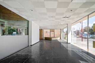 Op een uitstekende en centrale locatie in Duffel vinden we deze veelzijdige eigendom met een indrukwekkend handelspand van maar liefst 458 m², gecombineerd met een ruime woonst, een inpandige garage van 112 m², een tuin en parkeermogelijkheden op het perceel. Een bijzonder interessante opportuniteit voor wie wonen en werken wil combineren of op zoek is naar een pand met tal van mogelijkheden.<br />Dankzij de centrale ligging geniet u van een uitstekende bereikbaarheid en bevindt u zich op korte afstand van het centrum van Duffel, winkels, horecazaken, scholen en het openbaar vervoer.<br /><br />Via de inkomhal krijgt u toegang tot het handelspand. Hier zijn twee ingangen aanwezig die uitgeven op een bijzonder ruime, polyvalente open ruimte van maar liefst 458 m². Deze grote oppervlakte biedt tal van mogelijkheden en kan volledig worden ingericht volgens de noden van uw zaak, kantoor, showroom, opslagruimte of andere commerciële activiteit. Daarnaast beschikt de eigendom over een ruime inpandige garage van 112 m², voorzien van een automatische poort. Hierdoor is er niet alleen veel opslagruimte, maar ook voldoende plaats voor voertuigen of ander materiaal. Op het gelijkvloers bevindt zich bovendien een aparte nachthal, waardoor het zakelijke gedeelte duidelijk van het privégedeelte kan worden gescheiden. De woonruimte biedt verschillende mogelijkheden om in te richten als onder meer een leef- en eetruimte, keuken, bergruimte en meer. Aan bergruimte is er alvast geen gebrek. Aansluitend geniet u van een aangename tuin van circa 125 m² met een praktische schuur. Ook op het eigen perceel zijn er voldoende parkeermogelijkheden aanwezig.<br />Via de nachthal bereiken we de drie slaapkamers, het balkon en de badkamer, uitgerust met een inloopdouche en lavabo.<br /><br />U bent verplicht deze eigendom binnen de 6 jaar na aankoop grondig energetisch te renoveren.<br /><br />Dit is een uitstekende opportuniteit als u op zoek bent naar een ruim handelspand met woonst met veel potentieel te Duffel. Contacteer ons voor meer informatie op 0474 78 07 73 of neem een kijkje op www.boonstravastgoed.be. <br /><br />Bijzonderheden:<br />- 3 slaapkamers<br />- Handelspand 458m²<br />- Inpandige garage 112m²<br />- Voldoende parkeermogelijkheden