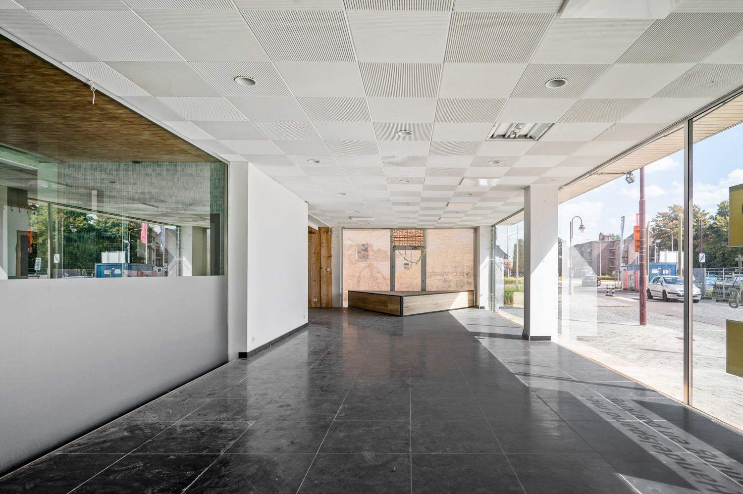 Ruim handelspand van 458 m² met woonst, garage en tuin te Duffel - foto 2