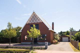 Voor verdere info of een vrijblijvende waardebepaling van uw eigendom: info@homixx.be of 016 199 344.<br /><br />Bent u op zoek naar een harmonieuze combinatie van een uitstraling met karakter, ruimte en een uitstekende bereikbaarheid? <br />Homixx Vastgoed stelt met trots deze charmante, vrijstaande gezinswoning voor, gelegen op een uiterst strategische locatie aan de Putsebaan in Keerbergen. <br />Deze instapklare woning is voorzien van een bijzonder charmante gevel die meteen warmte en authenticiteit uitstraalt. <br />Het geheel bevindt zich op een royaal perceel van 1.000 m² en biedt met een bewoonbare oppervlakte van 185 m² alle ruimte die uw gezin ambieert. <br />Dankzij de doordachte indeling en het feit dat de woning reeds deels gerenoveerd werd, geniet u hier onmiddellijk van een hedendaags wooncomfort achter een tijdloze voorzijde.<br /><br />Bij het betreden van de woning ervaart u meteen een aangenaam gevoel van licht en ruimte. <br />De gezellige leefruimte (met living en eetplaats) sluit naadloos aan op de functionele keuken. <br />In de veranda kan je via de grote glaspartijen het hele jaar door heerlijk vertoeven en genieten van een optimaal binnen-buitengevoel. <br />Verder beschikt het gelijkvloers over een praktische berging/wasplaats/eerste slaapkamer en de functionele badkamer met toilet.<br /><br />Op de eerste verdieping bevinden zich drie volwaardige, ruime slaapkamers. <br />Deze verdieping is naast deze slaapkamers uitgerust met 2 handige bergzolders die extra opbergruimte biedt voor al uw spullen.<br />Op de 2de (zolder) verdieping kan men indien gewenst nog makkelijk 2 extra slaapkamers bijmaken.<br /><br />Buiten is het puur genieten in de royale groen tuin die perfect aansluit bij de idyllische look van de charmante gevel. <br />Het gezellige terras verleent zich uitstekend voor ontspannende zomerdagen en gezellige barbecues met vrienden en familie. <br />Qua parkeergelegenheid is de woning uitstekend voorzien: u beschikt over een inpandige garage met één staanplaats en een ruime oprit met een 7 à 8 tal buitenparkeerplaatsen.