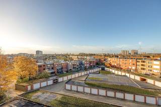 <p><span>Spacieux appartement de 3 chambres</span></p><p><span> </span></p><p><span>A quelques pas des rues animées Maantjessteenweg et Lambrechtshoekenlaan. </span></p><p><span>Un arrêt de bus se trouve devant la porte et l'arrêt de tramway est accessible à vélo, ce qui vous permet d'être en plein centre-ville. </span></p><p><span>Des magasins et des écoles pour les jeunes et les moins jeunes se trouvent également à proximité. Nouveau supermarché Albert Heijn à 100m.</span></p><p><span>Les principales routes d'entrée et de sortie sont accessibles à seulement 5 minutes. </span></p><p><span> </span></p><p><span>Avantages : </span></p><p><span>- Prêt à emménager</span></p><p><span>- Actuellement loué, idéal comme investissement</span></p><p><span>- Label EPC B très favorable</span></p><p><span>- Terrasse</span></p><p><span>- Sans amiante</span></p><p><span> </span></p><p><span>L'ascenseur vous emmène au cinquième étage. Ici, vous êtes accueilli dans un appartement lumineux avec un grand espace de vie. La cuisine moderne est équipée de tous les appareils électroménagers. </span></p><p><span>Depuis le hall, vous avez accès aux 3 chambres et à la salle de bains avec lavabo et baignoire/douche. Les toilettes séparées donnent également sur le couloir. La chambre à coucher donne accès à la terrasse, idéale pour profiter du soleil grâce à son orientation sud-ouest. </span></p><p><span> </span></p><p><span>Possibilité d'acheter un garage box à l'arrière du bâtiment à €25,000. </span></p><p><span> </span></p><p><span>Êtes-vous intéressé par ce bel appartement ? Contactez-nous au</span><span>03 646 66 55 ou info@sinjoor.be</span></p><p><span> </span></p>