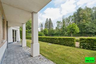 +++ Termurenlaan 18 BT02, Erembodegem +++<br /><strong><span><br /></span></strong><span>Ontdek dit <strong>lichtrijke appartement </strong>op een uiterst <strong>rustige ligging aan de Dender</strong>, in de residentie 'Denderhof'. Dankzij de centrale locatie bevinden winkels, scholen, openbaar vervoer en andere voorzieningen zich op korte afstand. </span><span>Via de inkomhal met gastentoilet betreedt u de ruime en <strong>aangename leefruimte</strong>, waar de grote raampartijen zorgen voor een overvloed aan natuurlijk licht. Vanhieruit heeft u toegang tot het terras en de tuin. De <strong>semi-open keuken </strong>sluit naadloos aan op de leefruimte en biedt een praktische indeling. </span><span>Het appartement beschikt over <strong>twee volwaardige slaapkamers </strong>en een bureau of extra kinderkamer. De <strong>ruime badkamer</strong> is uitgerust met een <strong>dubbele lavabo, ligbad en een tweede toilet</strong>. Daarnaast is er ook een aparte douchekamer. </span><span>Bent u op zoek naar een rustig gelegen appartement met een mooie lichtinval en alle voorzieningen binnen handbereik? Dan is dit zeker een bezoek waard. Contacteer ons via 0478/059069 of info@immoteam.be</span>