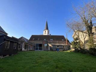 <h1><span>Voormalig dorpswinkeltje met woonst bestaande uit winkelruimte; leefplaats; salon; keuken ingericht met dubbele afwasbak, elektrisch fornuis, dampkap, oven en kasten; badkamer met douche, ligbad, lavabo en W.C.; berging; verdiep: ruime nachthall, 4 slaapkamers; Kelder</span></h1><h1><span>In het hoofdgebouw garage/toegang tuin met schuur; grote en kleine bergplaats; bijgebouw met oude stallingen</span></h1><h1><span>Grote afgesloten tuin</span></h1><p><span> </span></p>