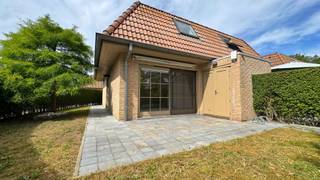 Maison de vacances chaleureuse à quelques pas de Plopsaland De Panne !<br /><br />Hall d'entrée, salon lumineux, cuisine équipée, trois chambres, salle de bains avec baignoire, lavabo et toilette, débarras, toilette séparée et terrasse.<br /><br />Possibilité d'acheter le parking (P4) pour 20.000,00€<br /><br />Idéal comme résidence secondaire ou comme investissement<br /><br />PEP : 298 kWh / (m² an) - label C<br /><br />Plus d'info, visite virtuelle et documents sur www.immodepanne.be