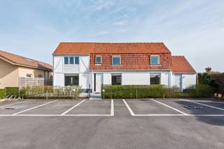 Bijzonder ruime vakantiewoning naast domein 't Zeegenoegen. Mooie en rustige ligging vlakbij de duinen, natuurgebied De Doornpanne en zwem-...