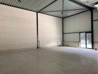 Magazijn van ca. 144 m² te huur in Ieper in het project Kruiskalsie met private parkeerplaats. Het magazijn is gelegen in de nabijheid van...