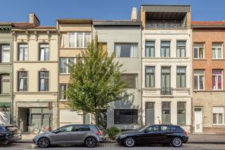 De videotour, het grondplan, het gunstig EPC, het blanco asbestattest en de conforme elektrische keuring kan u reeds downloaden via de Wellimmo-site ("documenten")<br /><br />Dit instapklare en energiezuinige 1-slaapkamerappartement bevindt zich op de eerste verdieping van een kleinschalig gebouw zonder lift – in hartje Antwerpen, nabij Park Spoor Noord. Het appartement werd gerenoveerd met behoud van leuke authentieke elementen.<br /><br />De leefruimte met open geïnstalleerde keuken baadt in het zonlicht omwille van de grote raampartijen en profiteert van een aangename plafondhoogte. De houten vloer, aangename en charmante moulures zorgen voor een warme en uitnodigende sfeer. Aan de rustige achterzijde  treffen we de slaapkamer en de badkamer met inloopdouche, alsook het toilet. Laag KI (463€) en algemene lasten. Een interessante opportuniteit voor zowel eigen gebruik als investering!<br /><br />Voor meer info of een bezoek: 03/225 00 68 of info@wellimmo.net<br /> 