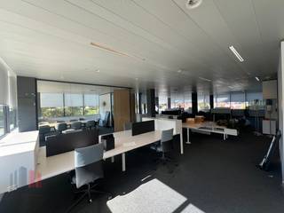 Strategisch gelegen naast de E40 en vlak bij afrit 19 Aalst, bevindt zich deze kantoorruimte zich op de zesde verdieping van een modern en hoogwaardig kantoorgebouw met uitstekende zichtbaarheid langs de snelweg. Dankzij de centrale ligging nabij het station van Erembodegem, is deze locatie zowel met de wagen als met het openbaar vervoer vlot berreikbaar. <br /><br />Het kantoor, met een oppervlakte van <strong>712 m²</strong>, is ingericht als een lichtrijk en open landschapskantoor. De recente vernieuwing van de tapijttegels en de afwerking van het plafond zorgen voor een stijlvolle en professionele uitstraling. De kantoren maken deel uit van een future-proof kantoorgebouw met diverse faciliteiten zoals een gemeenschappelijk onthaal met badgecontrole, een gezellige koffiebar, een restaurant waar u kunt lunchen of vergaderen en een veilige fietsparking. Ook is er de mogelijkheid tot het huren van een auditorium. Er zijn elektrische laadpalen aanwezig en een uitstekende parkeerratio van 1/35, wat betekent dat er <strong>voldoende parkeerplaatsen beschikbaar</strong> zijn voor zowel medewerkers als bezoekers. Deze kantoorruimte is <strong>onmiddellijk beschikbaar</strong>. Mocht u een ander oppervlak nodig hebben, zijn er ook alternatieven mogelijk.<br /><br />Voor bijkomende inlichtingen, gedetailleerde plannen of een vrijblijvend plaatsbezoek kunt u contact opnemen met <strong>PANORAMA B2B GENT KANTOREN</strong> via <strong>0477 44 39 30</strong>.