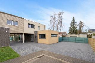 Deze moderne woning uit 2008 biedt een comfortabele leefomgeving met veel lichtinval en een praktische indeling. De ligging in een woonkern,...