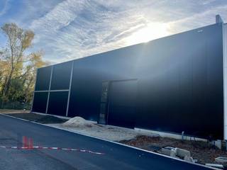 Bedrijfsgebouw van 1.140 m² te huur op minder dan 3 km van de Hasseltse Ring.Het magazijn (brandklasse C) heeft een vrije hoogte van 6,90 m en is...