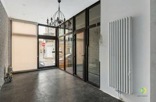 <p><span>Op zoek naar een pand waar u uw droom kunt realiseren en wonen en werken kunt combineren? Dan is dit instapklare gebouw beslist iets voor u. Achter de charmante gevel schuilt een veelzijdig pand met een commerciële ruimte op het gelijkvloers en een comfortabele woongelegenheid op de verdiepingen. Het gelijkvloers is momenteel ingericht als restaurant. Het omvat een eetzaal/commerciële ruimte met toog, een keuken met aparte berging en een sanitaire ruimte met twee toiletten. De commerciële ruimte werd bovendien vier jaar geleden volledig vernieuwd.Op de eerste verdieping bevindt zich het leefgedeelte van de woning. De ruime woonkamer sluit naadloos aan op de open keuken die volledig uitgerust is. Via een schuifraam bereikt u het grote terras, waar u in alle privacy kunt genieten Op deze verdieping bevindt zich eveneens een praktische doucheruimte met toilet.De tweede verdieping biedt een royale slaapkamer en een badkamer met ligbad, wastafel en toilet. Een vaste trap leidt naar de derde verdieping, die is opgedeeld in twee volwaardige slaapkamers. Daarnaast beschikt het pand over een praktische kelder. Dankzij de commerciële topligging én de uitstekende staat vormt dit pand een unieke kans voor wie wonen en werken wil combineren.</span></p><p><span> </span></p><p><span> </span></p>