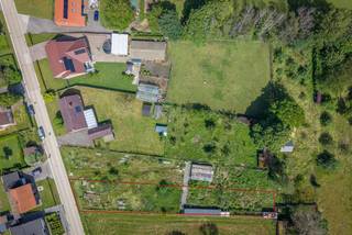 <p>Ontdek deze unieke bouwpercelen in de geliefde Sint-Adrianusstraat in Ravels, ideaal voor de realisatie van een halfopen bebouwing. De percelen combineren de rust en geborgenheid van een aangename woonwijk met het open uitzicht op het achterliggende agrarische landschap.</p>
<p>Dankzij de uitstekende ligging geniet u van een groene en residentiële omgeving, terwijl alle dagelijkse voorzieningen vlot bereikbaar blijven.</p>
<p>Voor de bouw van twee halfopen woningen zijn de vergunningen momenteel in aanvraag, waardoor u uw bouwproject met vertrouwen en zonder onnodige vertragingen kunt opstarten.</p>
<p>Ravels, gelegen in het hart van de groene Kempen, biedt het beste van twee werelden. Enerzijds de rust en de ruimte, met prachtige natuurgebieden zoals de Staatsbossen op een steenworp afstand. Anderzijds het comfort van een vlotte bereikbaarheid. Het centrum van Turnhout, bevindt zich op korte afstand en biedt een uitgebreid aanbod aan winkels, scholen, horeca en ontspanning. Dankzij de nabijgelegen E34 geniet u van een vlotte verbinding naar Antwerpen, Eindhoven en andere belangrijke steden in de regio.</p>
<p><strong>Bouwgrond (Lot 2) voor uw halfopen droomwoning<br /></strong>Bent u op zoek naar de perfecte locatie voor uw nieuwe thuis? Dit prachtige perceel van <strong>1.083 m²</strong> in de Sint-Adrianusstraat is bestemd voor een halfopen bebouwing. U heeft alle ruimte om een comfortabele en moderne gezinswoning te realiseren in een rustige, groene en residentiële omgeving. De vergunning is reeds aangevraagd, waardoor u snel kunt starten met de realisatie van uw plannen. Een slimme investering in uw toekomst en woonplezier.</p>
<p><strong><span>Ook beschikbaar:<br /></span></strong>- Lot 1: bouwgrond van 1.125 m², inclusief 1.396 m² extra achterliggende grond. Ideaal voor wie droomt van een grote tuin, hobbyweide of moestuin.<br />- Achterliggend perceel: 1.396 m² grond voor agrarisch of hobbymatig gebruik.<br />- Totaalpakket: twee bouwpercelen met achterliggende grond, samen goed voor 3.604 m². Ook mogelijk als één bouwperceel voor open bebouwing van 2.208 m².<br /><br />Heeft u interesse in een van deze percelen? Neem dan vandaag nog contact met ons op voor meer informatie.</p>
<p>* Stedenbouwkundige inlichtingen zijn in aanvraag.<br />* PV: voor het plaatsen/stockeren van bouwmaterialen.<br />* Oppervlakten zijn indiciatief, conform plan.<br />* Verkavelingsaanvraag ingediend</p>