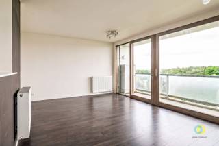 <p><span>Op een toplocatie nabij het groene Domein Drie Fonteinen bevindt zich dit lichtrijke appartement op de zesde verdieping van een modern gebouw uit 2013 met lift. Vanuit de leefruimte en het terras geniet u dagelijks van een prachtig panoramisch uitzicht over Brussel en het Domein Drie Fonteinen. Het appartement is praktisch ingedeeld met een duidelijke scheiding tussen het leef- en slaapgedeelte. De ruime leefruimte vloeit naadloos over in de open, volledig uitgeruste keuken en biedt voldoende plaats voor een gezellige zithoek en eetruimte. Dankzij de grote raampartijen aan verschillende zijden geniet u de hele dag van een aangename natuurlijke lichtinval. Het ruime terras vormt een verlengstuk van de leefruimte en laat u optimaal genieten van het uitzonderlijke uitzicht. Het slaapgedeelte omvat twee volwaardige slaapkamers en twee badkamers, waarvan een met ligbad en wastafel en een met douche en wastafel. Verder beschikt het appartement over een apart toilet en een praktische berging met aansluitingen voor wasmachine en droogkast. In de prijs is 1 staanplaats en een privatieve kelderberging inbegrepen. Er is zelfs mogelijkheid om een tweede staanplaats bij aan te kopen. Dankzij het gunstige EPC-label B combineert dit appartement comfort met energiezuinigheid. Het appartement is momenteel verhuurd en vormt daardoor ook een interessante investeringsopportuniteit.</span><span> </span></p>
