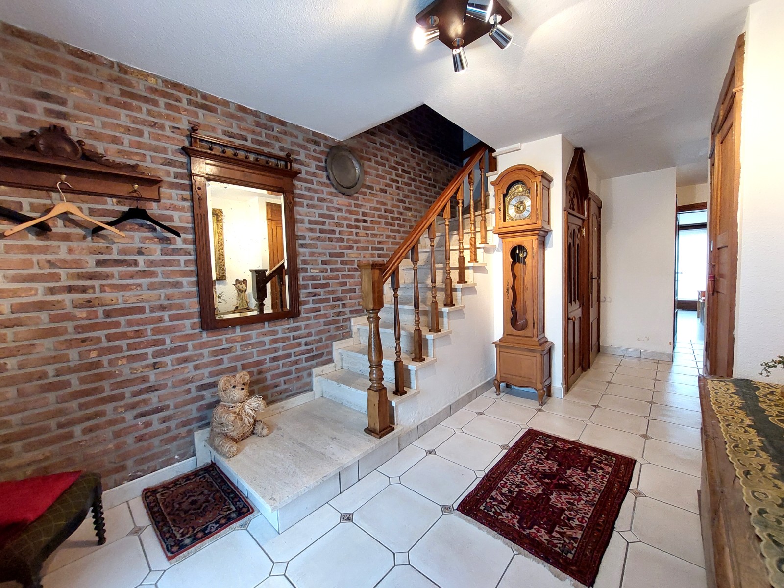 Grote bel etage woning met 5 slaapkamers, garage en zuid gerichte tuin te Bredene. - photo 2