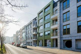 Zoek je een veilige en handige plek om je wagen te parkeren in het bruisende centrum van Hasselt? Dan is deze ondergrondse autostaanplaats met inrit via de Burgemeester Bollenstraat de ideale oplossing!<br /><br />Belangrijkste Kenmerken: <br /><br />- Locatie: Een perfecte ligging nabij de kleine ring van Hasselt. Dankzij de strategische positie ben je op wandelafstand van de winkelstraten, het station en de gezellige Grote Markt.<br /><br />- Toegankelijkheid: De in- en uitrit met de wagen bevindt zich aan de Burgemeester Bollenstraat, wat zorgt voor een vlotte verbinding met de belangrijkste invalswegen.<br /><br />- Unieke troef voor voetgangers: Wanneer u de garage te voet verlaat, geniet u van een dubbele ontsluiting. U kunt kiezen voor de uitgang aan de Thonissenlaan of de uitgang aan de Burgemeester Bollenstraat. <br /><br />- Veiligheid: De staanplaats bevindt zich in een afgesloten, ondergrondse parkeergarage.<br /><br />- Comfort: Nooit meer zoeken naar een parkeerplek of betalen voor straatparkeren. Uw wagen staat altijd veilig en droog op een vaste plek.<br /><br />Extra info: <br /><br />- Ondergrondse autostaanplaats<br />- Meteen beschikbaar<br />- Optie tot huren van meerdere autostaanplaatsen <br /><br />De snelste manier om een bezoek te brengen aan deze autostaanplaats? Vraag je bezoek aan via de rode knop op onze website (www.dewaele.com).<br /><br />Telefonisch kunnen er geen afspraken gemaakt worden. Bij andere vragen kun je ons telefonisch contacteren via 011 30 50 50.<br /><br />Tot binnenkort!
