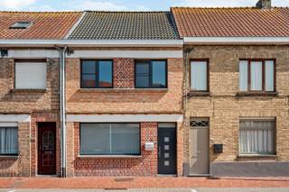 Deze instapklare woning, gerenoveerd in 2018, is centraal gelegen in Nieuwpoort-Stad en beschikt over 3 slaapkamers, een gezellige tuin én extra uitbreidingsmogelijkheden. Deze prachtige woning heeft volgende indeling:<br /><br />GELIJKVLOERS:<br />Inkomhal, leefruimte, eetplaats met gashaard, open en volledig ingerichte keuken voorzien van alle comfort, berging, volledig ingerichte badkamer met ligbad, douche en wastafel, en apart toilet.<br /><br />VERDIEP 1:<br />Nachthal en 3 slaapkamers.<br /><br />ZOLDER:<br />Ruime zolderverdieping, momenteel toegankelijk via een valtrap. De zolder biedt interessante mogelijkheden voor verdere uitbreiding en inrichting, bijvoorbeeld door het plaatsen van een vaste trap.<br /><br />TUIN:<br />Terras, gazon, wandelpad in gepolierde beton en ruime tuinberging.<br /><br />TROEVEN:<br />- Centrale ligging in Nieuwpoort-Stad<br />- Zonnepanelen én thuisbatterij<br />- Extra uitbreidingsmogelijkheden op de zolderverdieping<br />- Centrale verwarming op aardgas<br />- PVC-schrijnwerk met hoogrendementsbeglazing.<br /><br />Instapklaar, energiezuinig en met extra uitbreidingsmogelijkheden: een ideale woning in het centrum van Nieuwpoort-Stad.<br /><br />Benieuwd? Ontdek de woning alvast via de 360° virtuele tour: https://my.matterport.com/models/kG57NRmLQ7o<br /><br />Meer informatie of een bezoek? www.vastgoedvanoverschelde.be