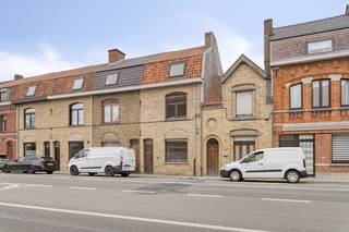 Maison à vendre à Meenseweg 147 à Ypres avec 4 chambres, jardin et garage avec sortie. Cette maison à rafraîchir ou à rénover offre de nombreuses possibilités grâce à ses 4 pièces. Le jardin a une sortie par l'arrière via le garage.MISE EN PAGE Ce bien est soumis à l'obligation de rénovation imposée par le gouvernement flamand pour les bâtiments résidentiels (sauf en cas de démolition dans les 5 ans suivant l'achat). Pour plus d'informations, veuillez consulter le site web de l'Agence flamande de l'Énergie et du Climat via https://www.vlaanderen.be/een-woning-kopen/renovatieverplichting-voor-residentiele-gebouwen