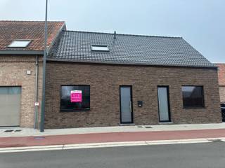 Deze woning is gelegen in het centrum Staden.Op het gelijkvloers is de indeling als volgt: inkomhal met gastentoilet, leefruimte, open geïnstalleerde...