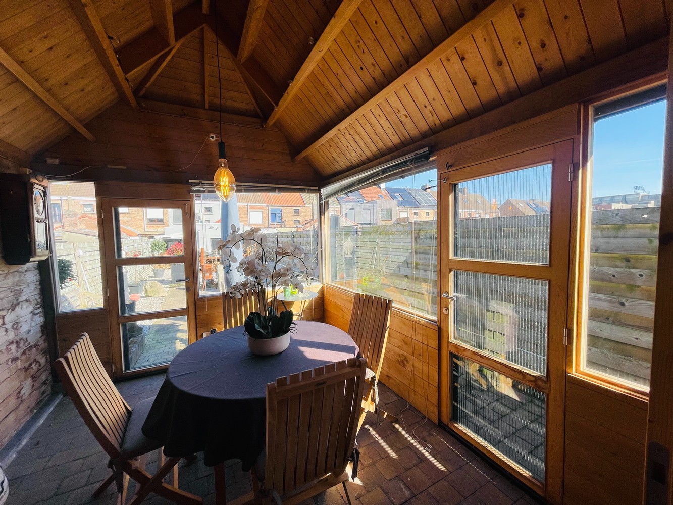 Sint-Andries,Uiterst verzorgd INSTAPKLAAR ENERGIEZUINIG woonhuis ( reno 2019) met grote, zonnige ZUIDWESTgerichte aangelegde terrastuin en prachtig ingericht HUISJE achteraan in de tuin, - foto 4